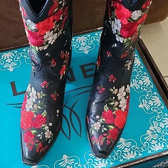 Lane !!Gorgeous!! Red Rose Western Boots, Size 9B